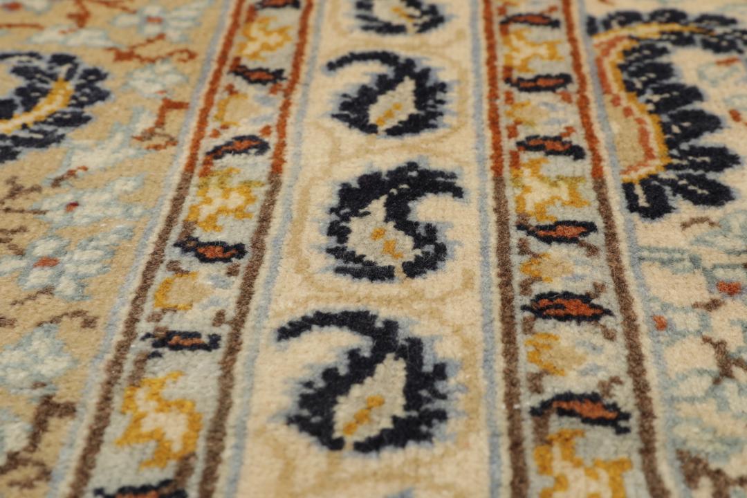 Et håndknyttet Najafabad-tæppe fra Mellemøsten med et beige midterfelt og indviklede botaniske mønstre.
