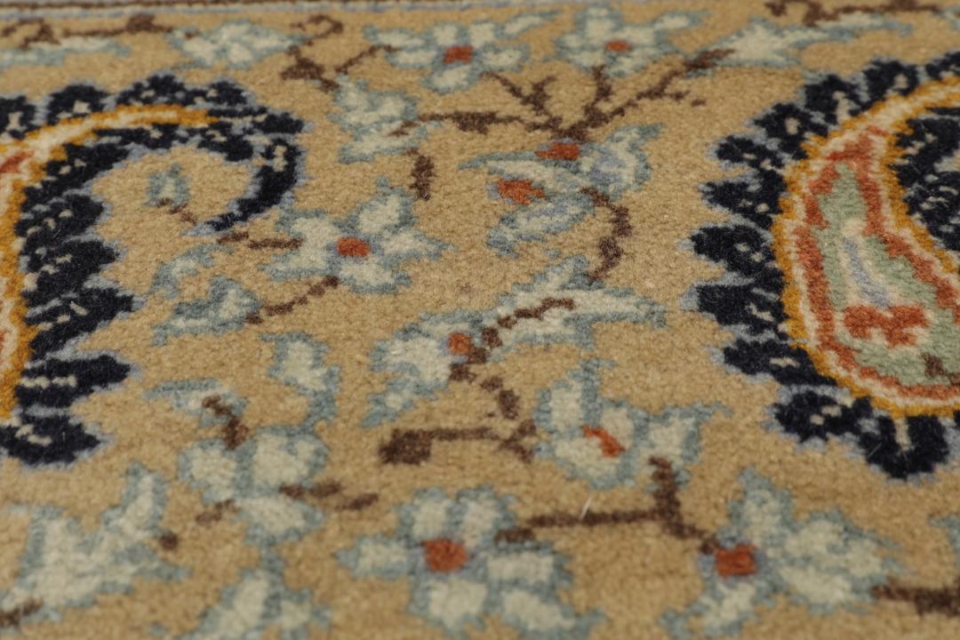 Et håndknyttet Najafabad-tæppe fra Mellemøsten med et beige midterfelt og indviklede botaniske mønstre.