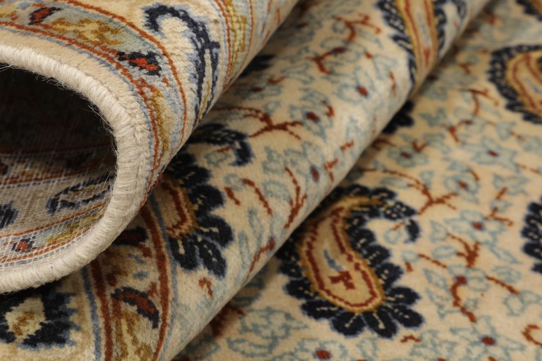 Et håndknyttet Najafabad-tæppe fra Mellemøsten med et beige midterfelt og indviklede botaniske mønstre.