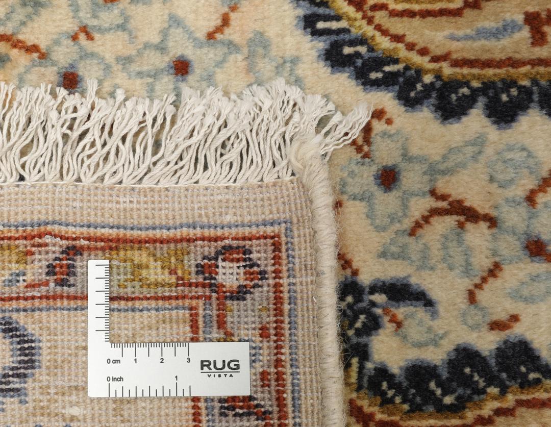 Et håndknyttet Najafabad-tæppe fra Mellemøsten med et beige midterfelt og indviklede botaniske mønstre.
