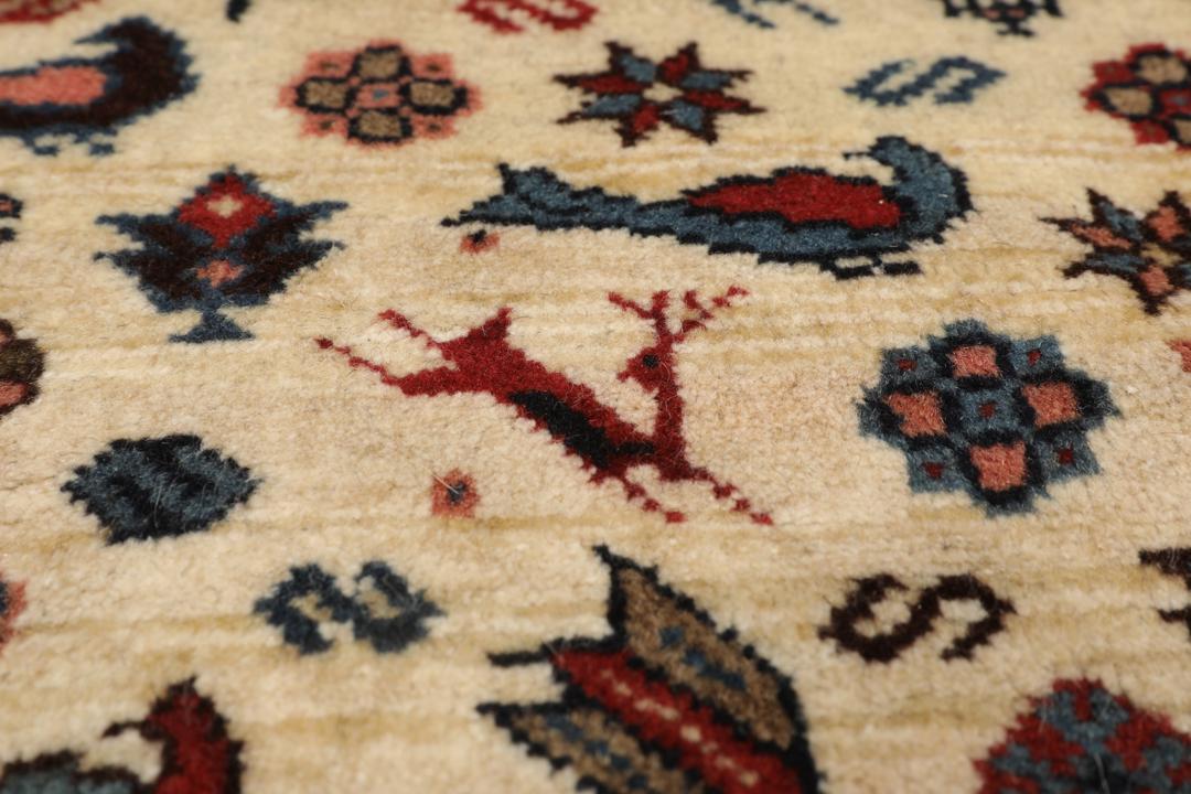 Et kvadratisk håndknyttet Yalameh-tæppe fra Mellemøsten i dybe røde og cremefarvede nuancer.