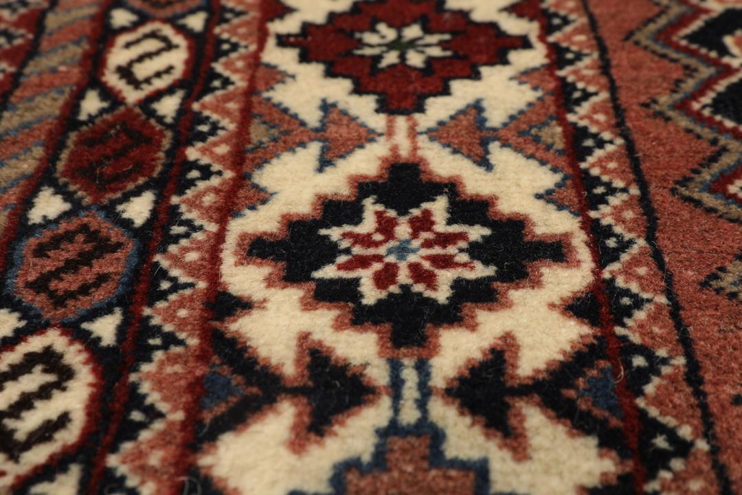 Håndknyttet kvadratisk Yalameh-tæppe fra Mellemøsten i rød og sort