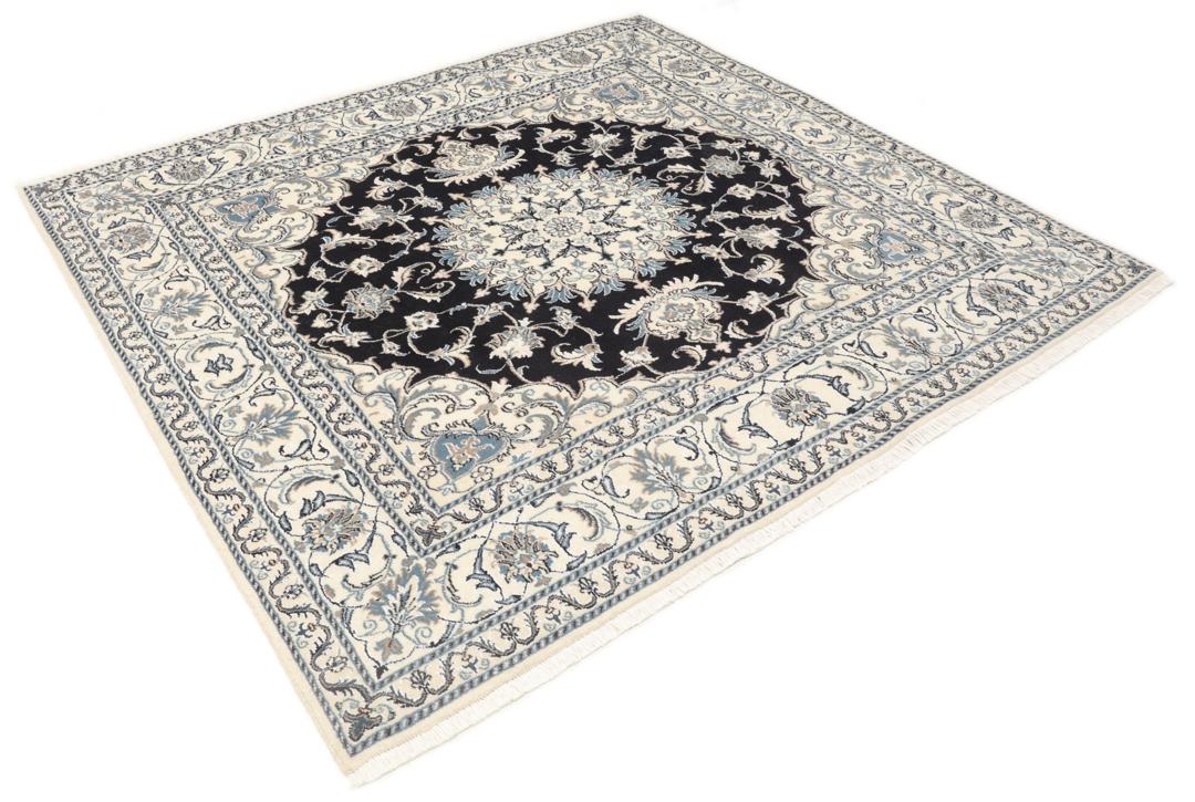 Vierkant Nain-tapijt met sierlijke bloemmotieven in zwart en blauw uit het Midden-Oosten