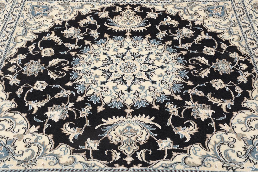 Vierkant Nain-tapijt met sierlijke bloemmotieven in zwart en blauw uit het Midden-Oosten