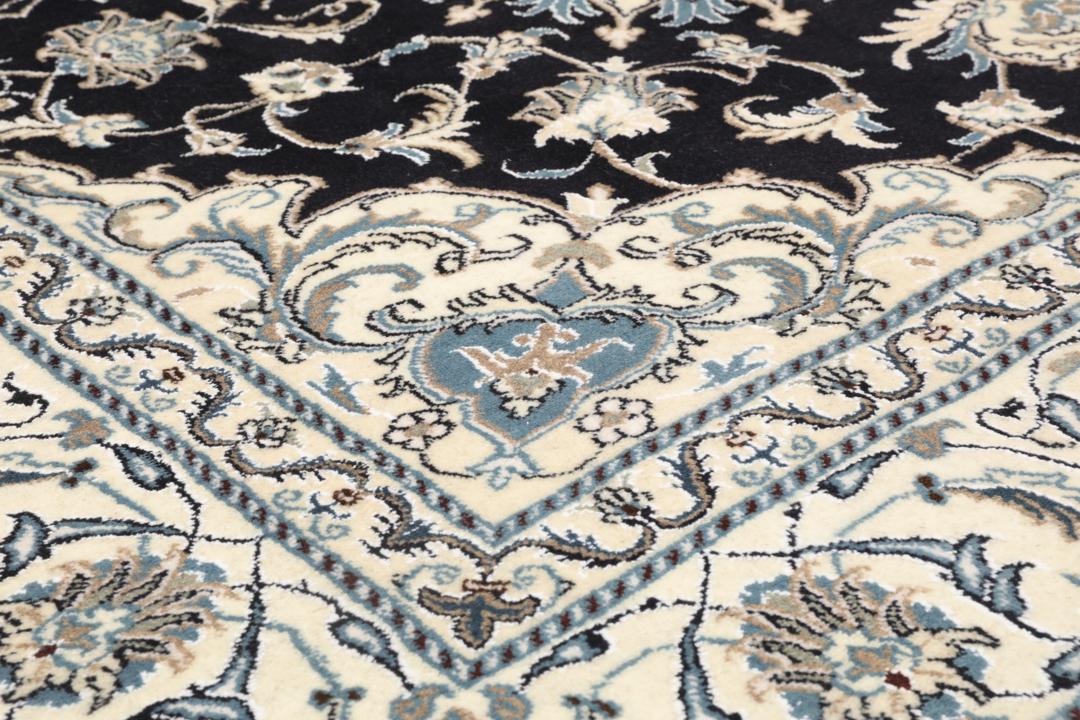 Vierkant Nain-tapijt met sierlijke bloemmotieven in zwart en blauw uit het Midden-Oosten