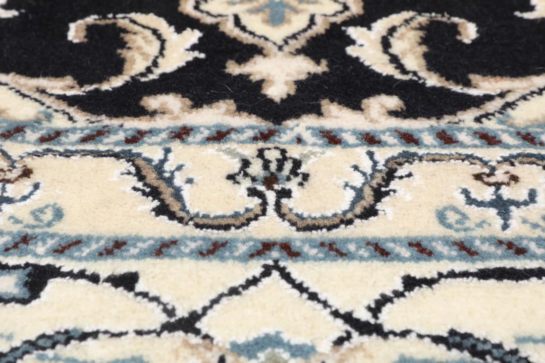 Vierkant Nain-tapijt met sierlijke bloemmotieven in zwart en blauw uit het Midden-Oosten