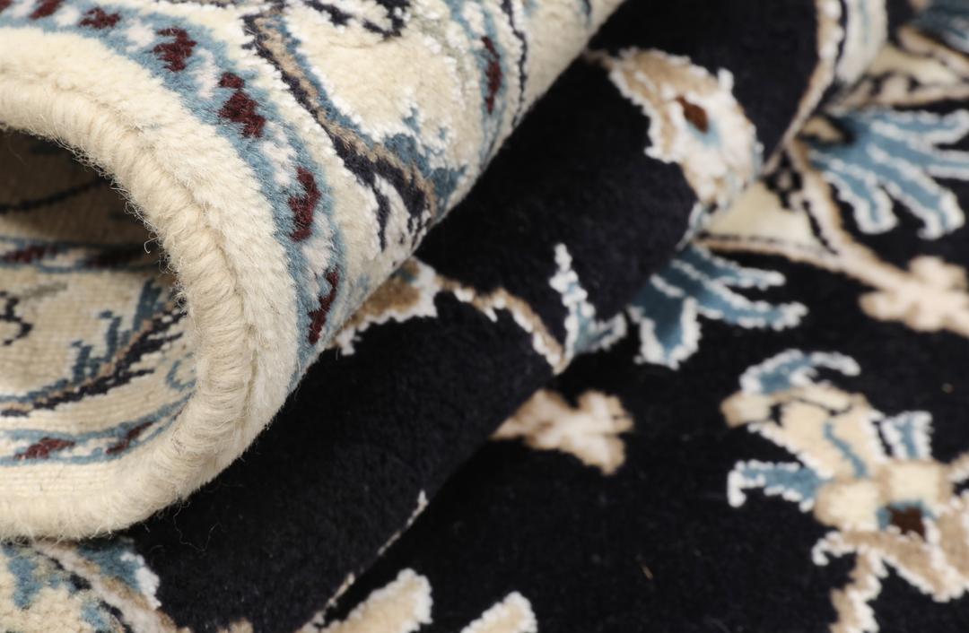 Vierkant Nain-tapijt met sierlijke bloemmotieven in zwart en blauw uit het Midden-Oosten
