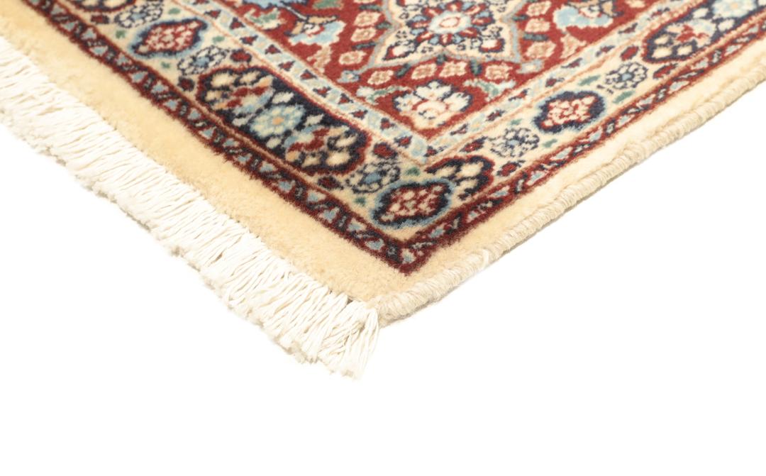 Tapis Moud carré noué à la main provenant du Moyen-Orient en rouge foncé et beige.
