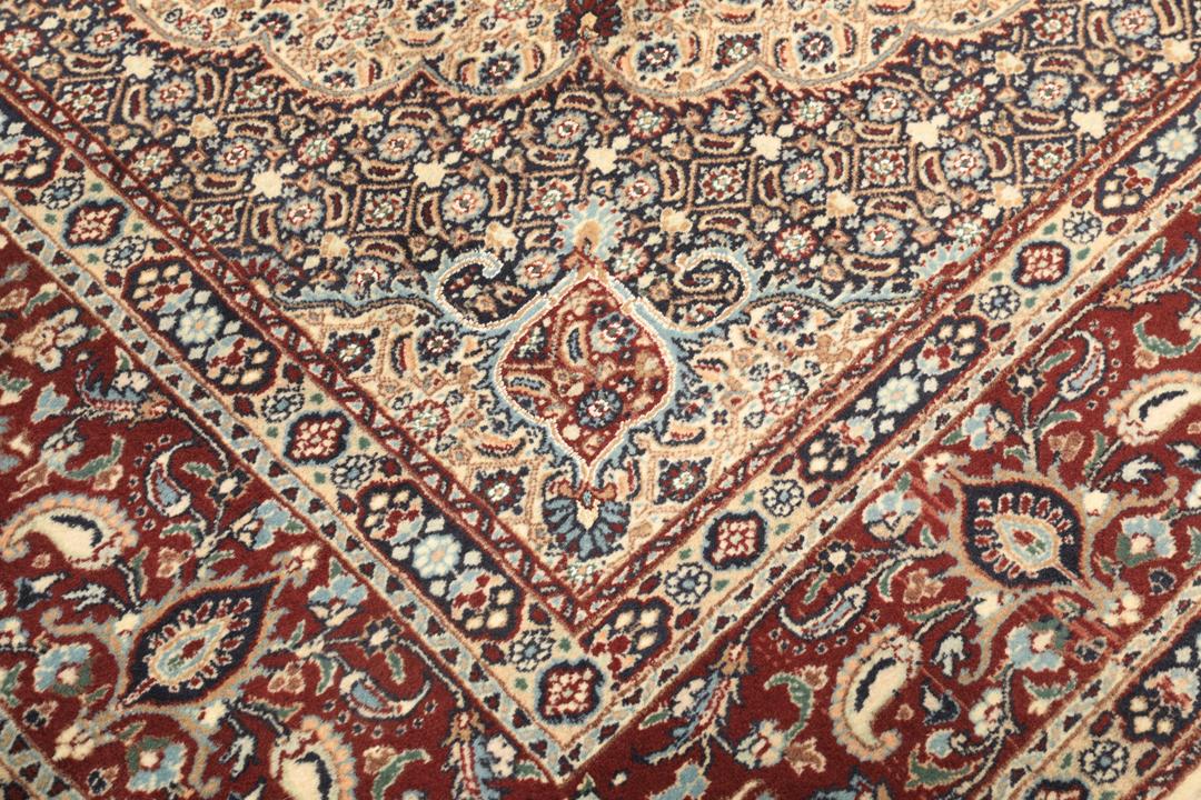 Tapis Moud carré noué à la main provenant du Moyen-Orient en rouge foncé et beige.