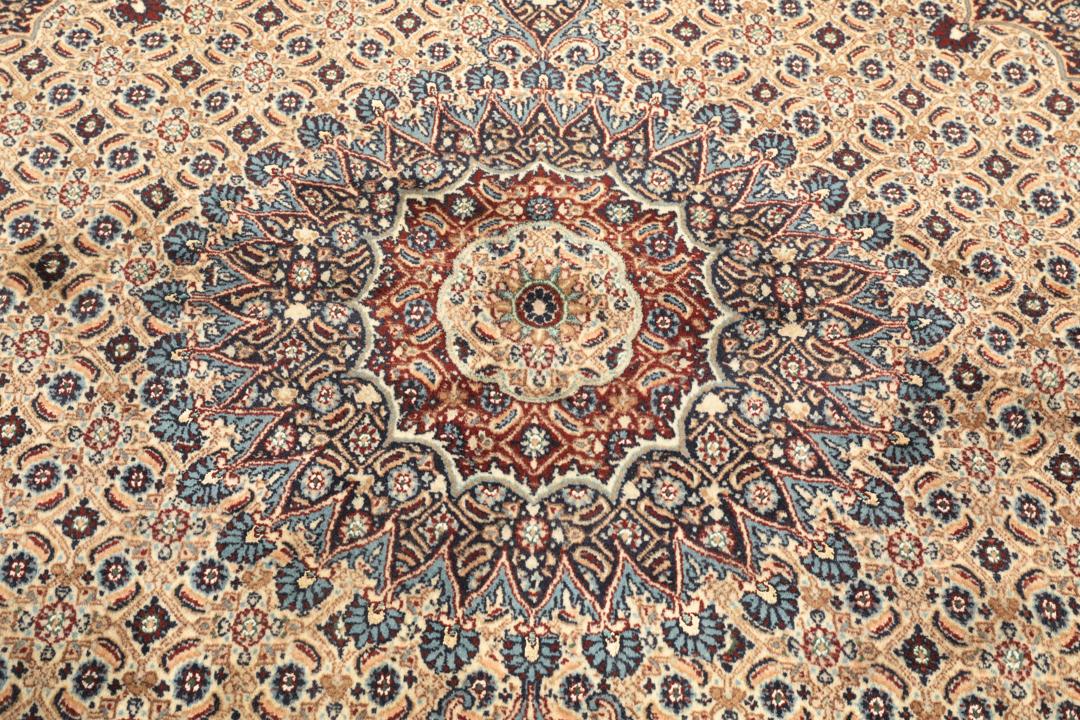 Tapis Moud carré noué à la main provenant du Moyen-Orient en rouge foncé et beige.