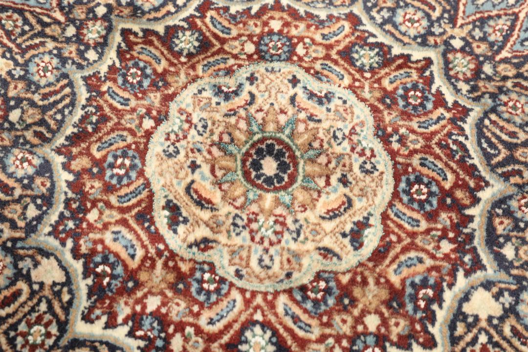 Tapis Moud carré noué à la main provenant du Moyen-Orient en rouge foncé et beige.