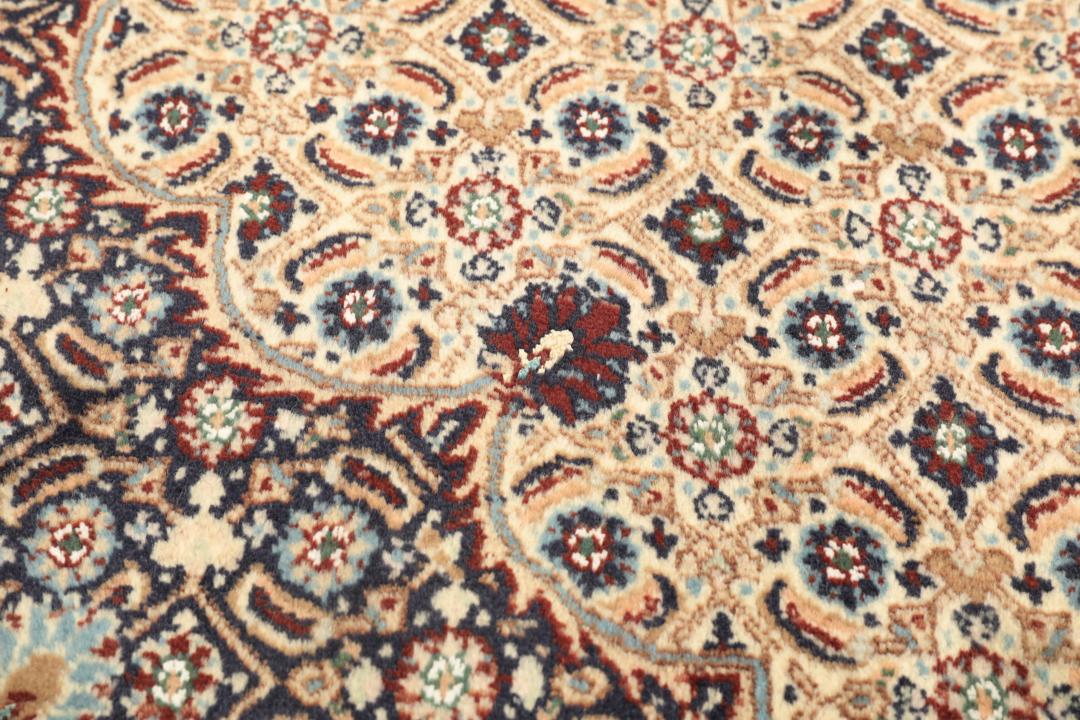 Tapis Moud carré noué à la main provenant du Moyen-Orient en rouge foncé et beige.
