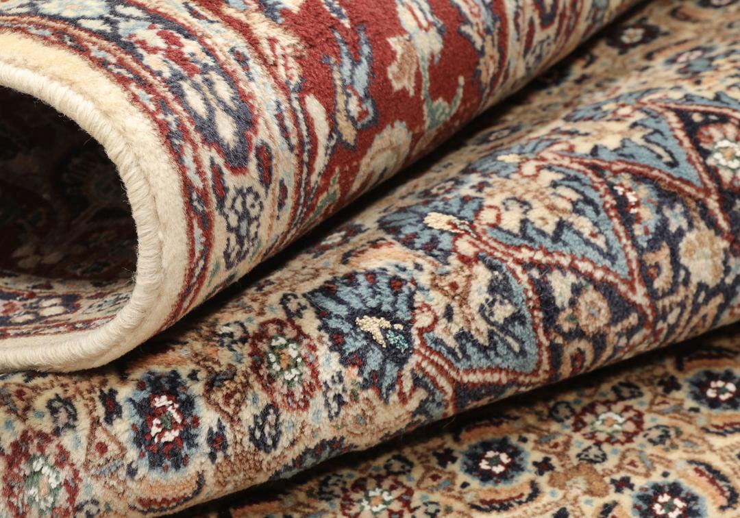 Tapis Moud carré noué à la main provenant du Moyen-Orient en rouge foncé et beige.