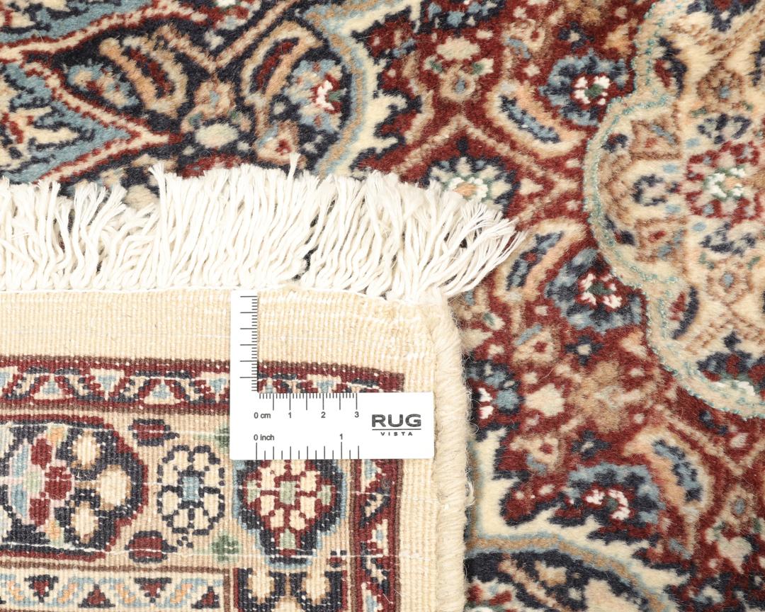 Tapis Moud carré noué à la main provenant du Moyen-Orient en rouge foncé et beige.