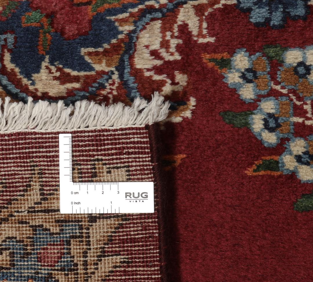 Een groot, handgeknoopt Yazd-tapijt uit het Midden-Oosten met een donkerrood veld en bloemmotieven.