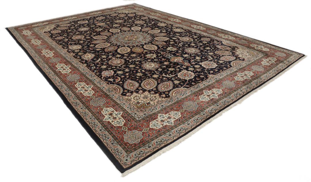 Hand-knotted Sarough rug with a central medallion and floral patterns in multicolor tones