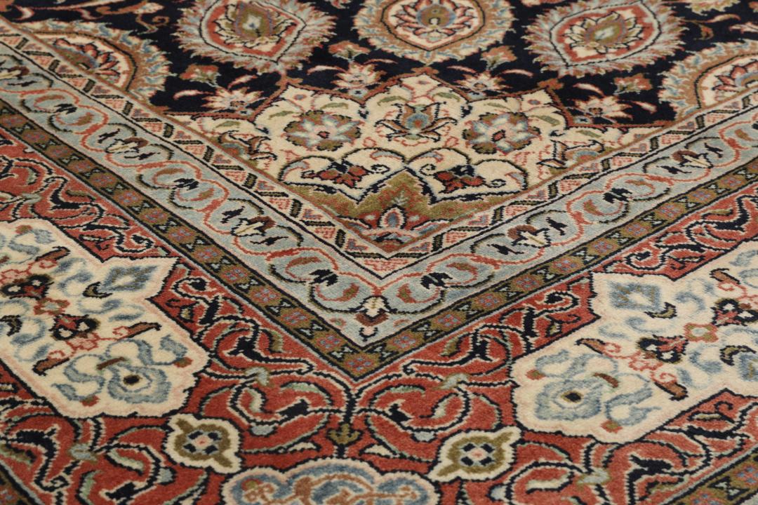 Hand-knotted Sarough rug with a central medallion and floral patterns in multicolor tones