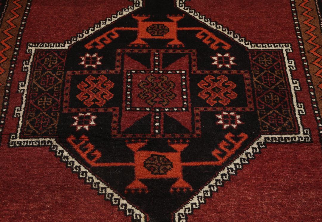 Antieke Shirvan wollen loper met geometrische medaillons in rood en zwart uit Turkije