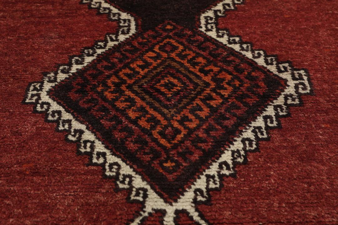Antieke Shirvan wollen loper met geometrische medaillons in rood en zwart uit Turkije