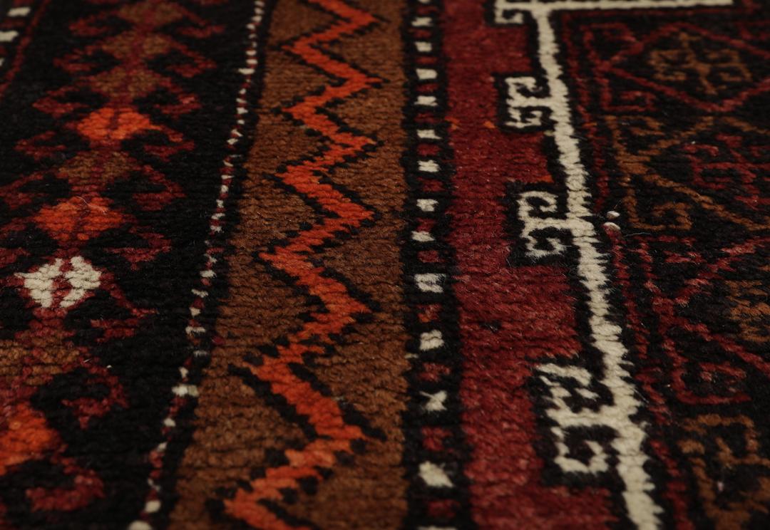 Antieke Shirvan wollen loper met geometrische medaillons in rood en zwart uit Turkije