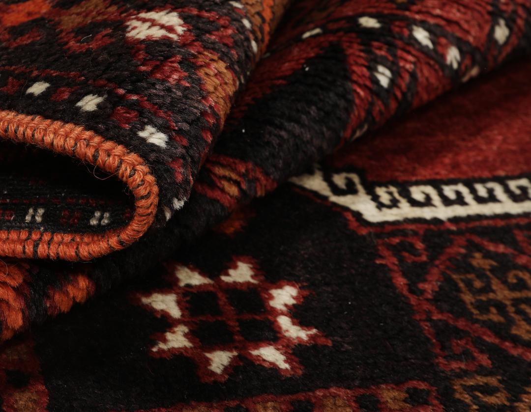 Antieke Shirvan wollen loper met geometrische medaillons in rood en zwart uit Turkije