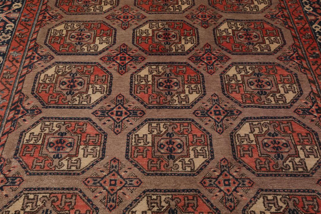 Tapis chinois Antique Khotan avec des motifs de médaillons géométriques marron et rouge foncé