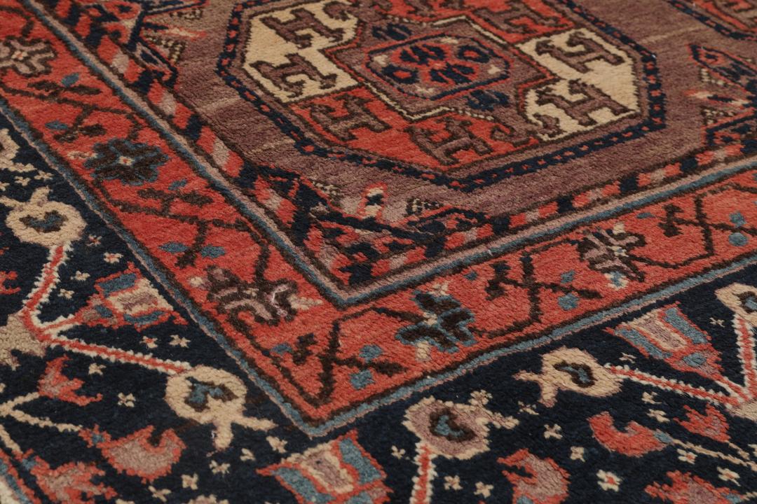 Tapis chinois Antique Khotan avec des motifs de médaillons géométriques marron et rouge foncé