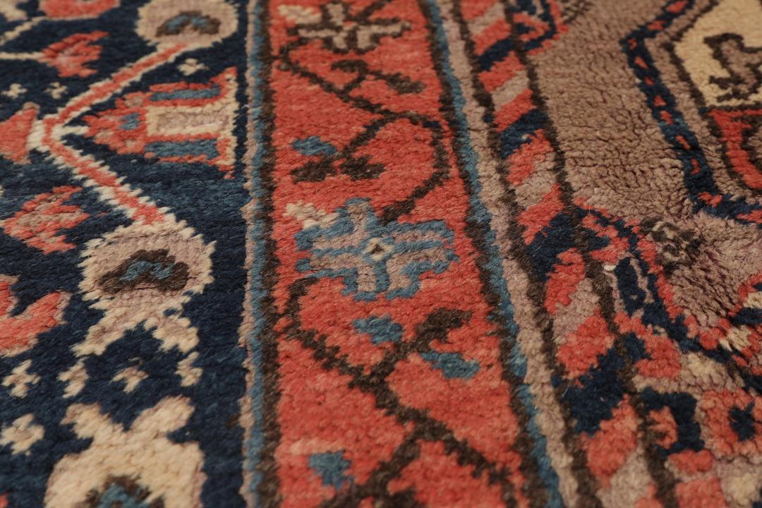 Tapis chinois Antique Khotan avec des motifs de médaillons géométriques marron et rouge foncé