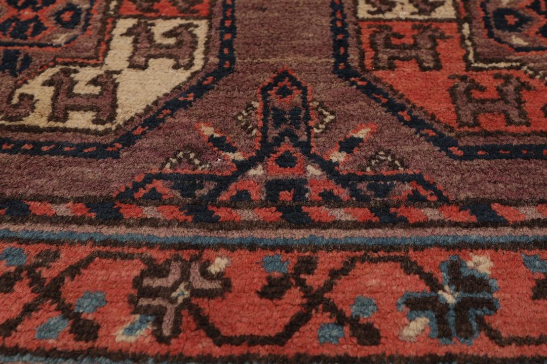 Tapis chinois Antique Khotan avec des motifs de médaillons géométriques marron et rouge foncé