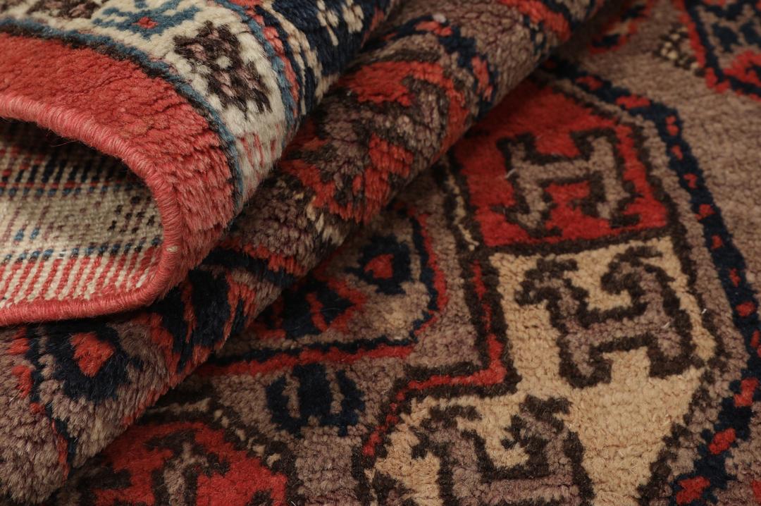 Tapis chinois Antique Khotan avec des motifs de médaillons géométriques marron et rouge foncé