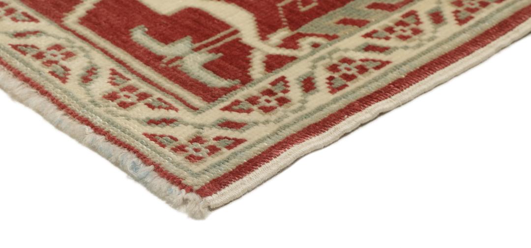 Handgeknoopt Turks Shirvan-tapijt met een rood en beige geometrisch medaillonontwerp.
