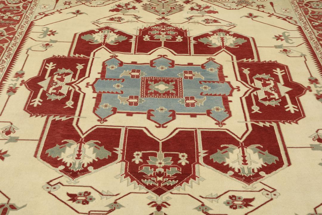 Handgeknoopt Turks Shirvan-tapijt met een rood en beige geometrisch medaillonontwerp.