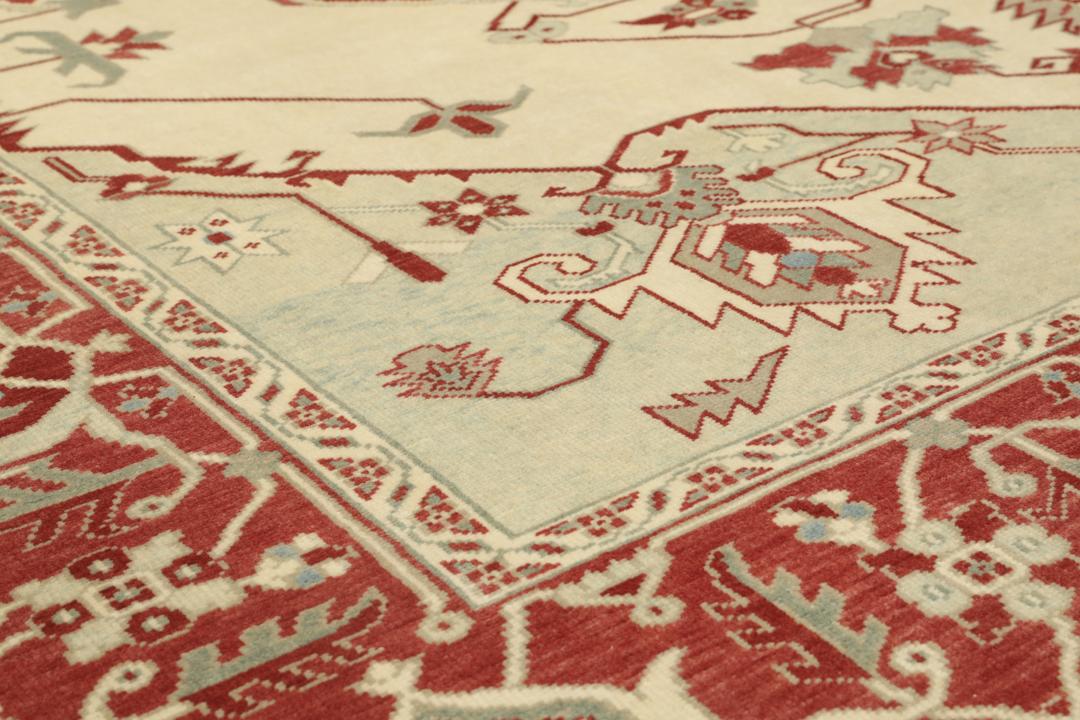 Handgeknoopt Turks Shirvan-tapijt met een rood en beige geometrisch medaillonontwerp.