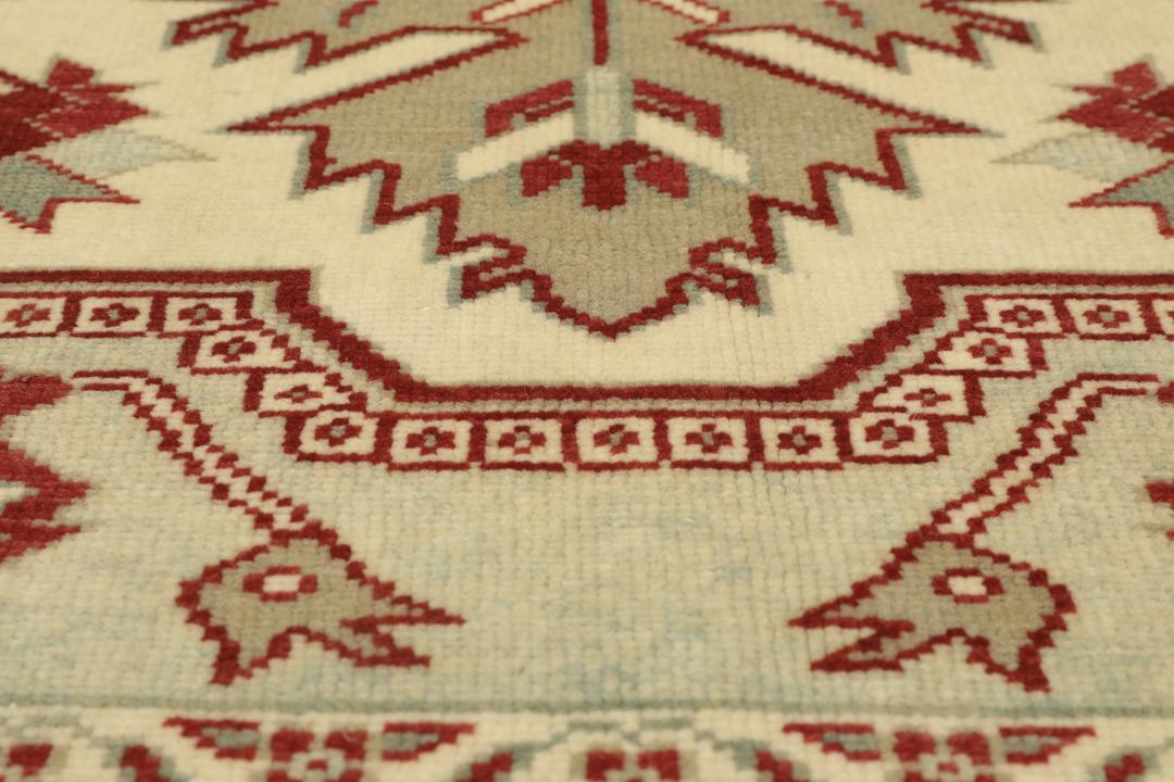 Handgeknoopt Turks Shirvan-tapijt met een rood en beige geometrisch medaillonontwerp.