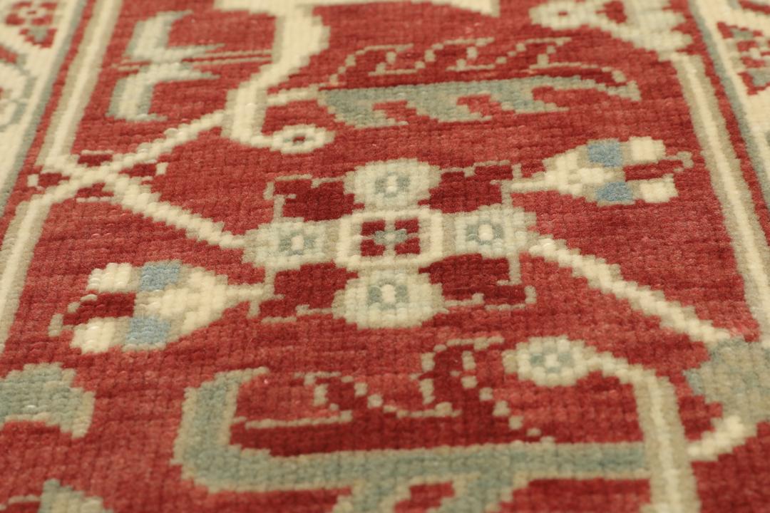 Handgeknoopt Turks Shirvan-tapijt met een rood en beige geometrisch medaillonontwerp.