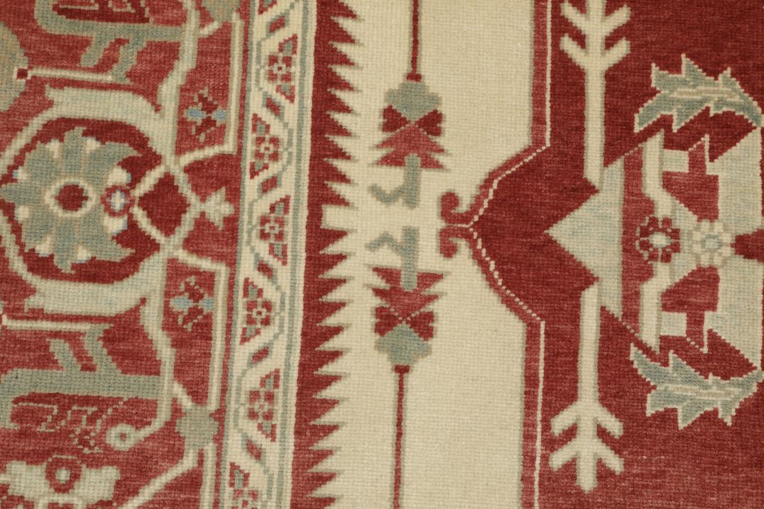 Handgeknoopt Turks Shirvan-tapijt met een rood en beige geometrisch medaillonontwerp.