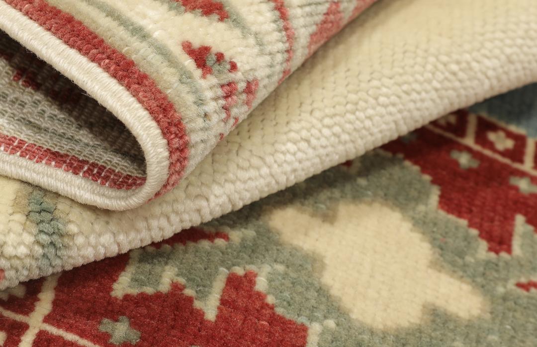 Handgeknoopt Turks Shirvan-tapijt met een rood en beige geometrisch medaillonontwerp.