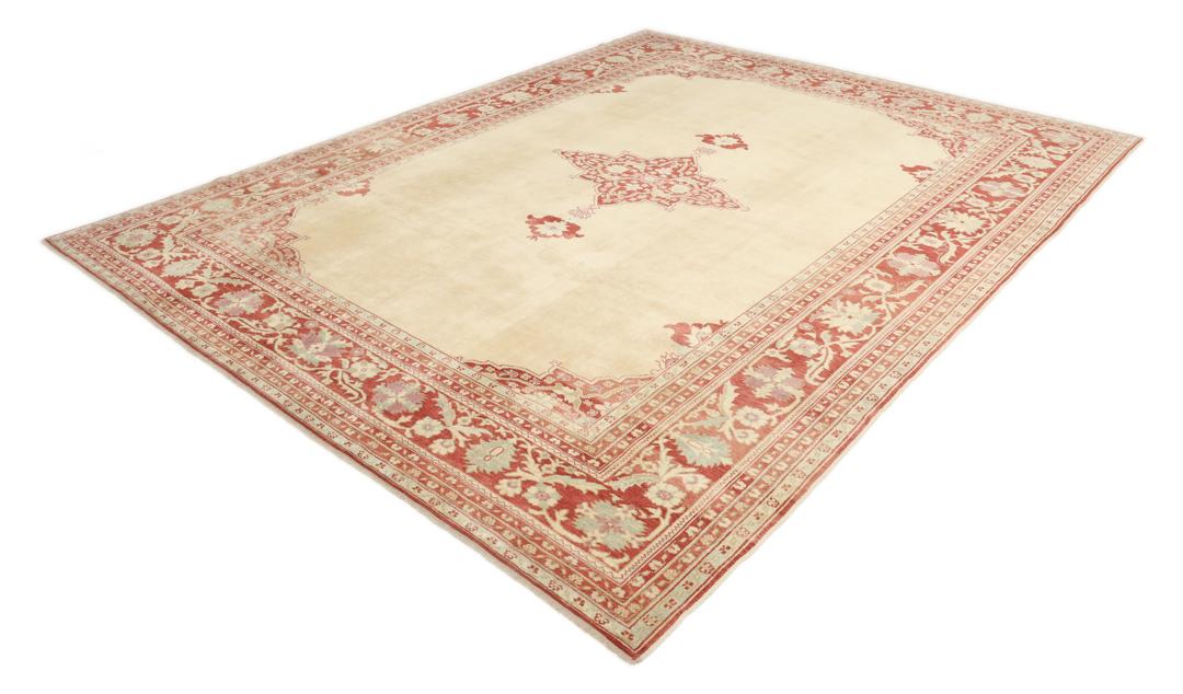 Handgeknoopt Shirvan-tapijt uit Azerbeidzjan met een beige veld en een rode bloemenrand.