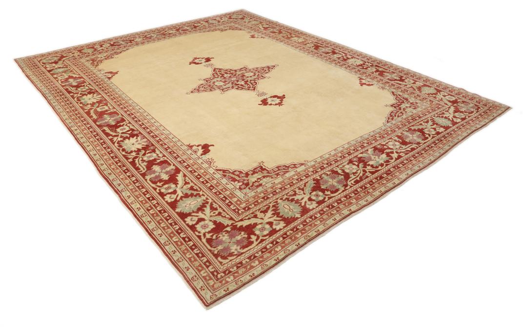 Handgeknoopt Shirvan-tapijt uit Azerbeidzjan met een beige veld en een rode bloemenrand.