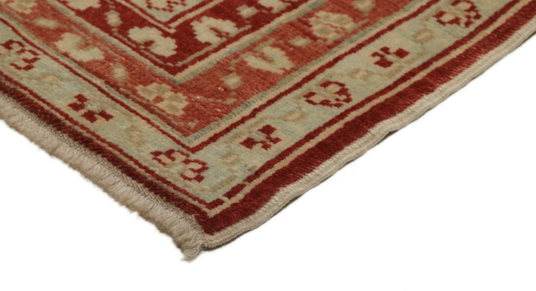 Handgeknoopt Shirvan-tapijt uit Azerbeidzjan met een beige veld en een rode bloemenrand.