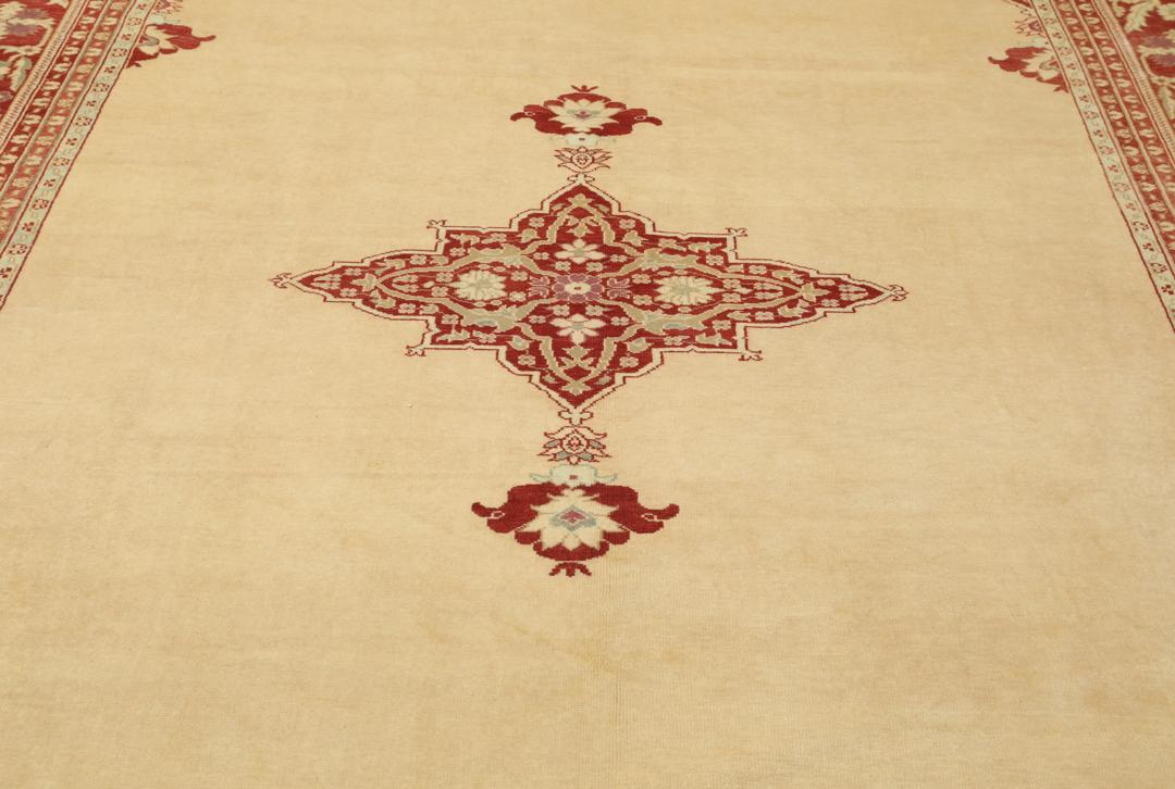 Handgeknoopt Shirvan-tapijt uit Azerbeidzjan met een beige veld en een rode bloemenrand.