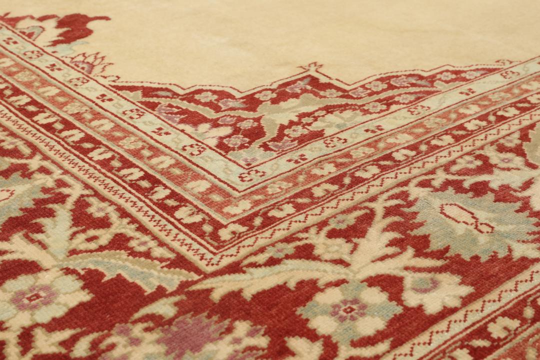 Handgeknoopt Shirvan-tapijt uit Azerbeidzjan met een beige veld en een rode bloemenrand.