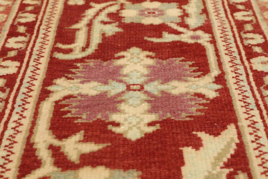 Handgeknoopt Shirvan-tapijt uit Azerbeidzjan met een beige veld en een rode bloemenrand.