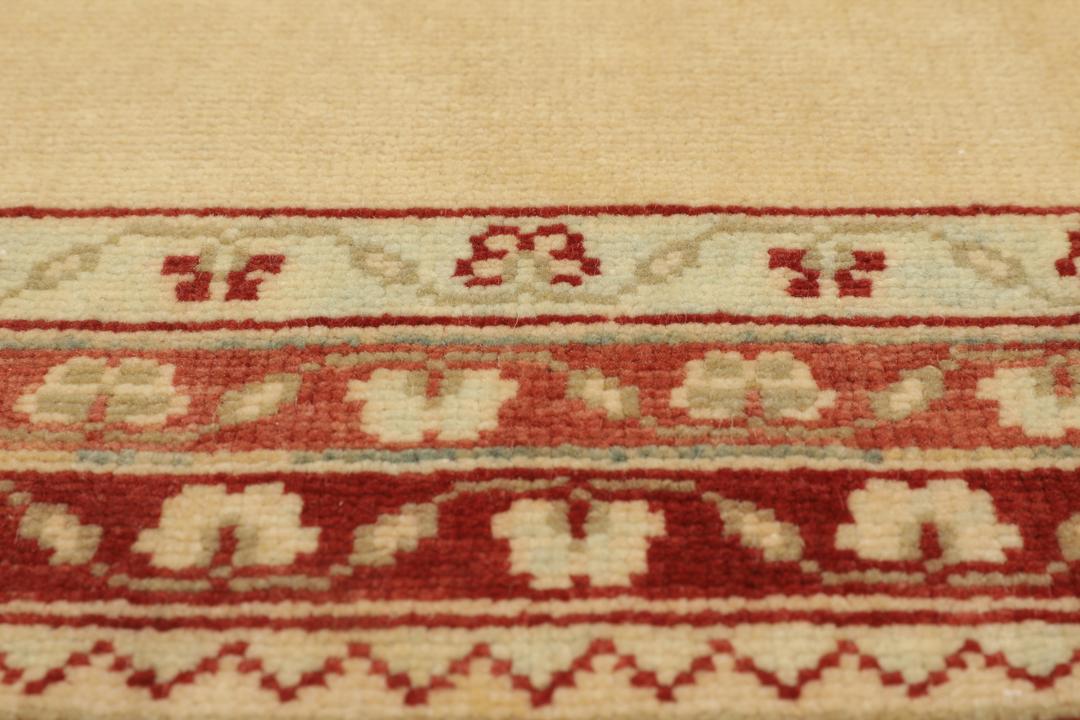 Handgeknoopt Shirvan-tapijt uit Azerbeidzjan met een beige veld en een rode bloemenrand.