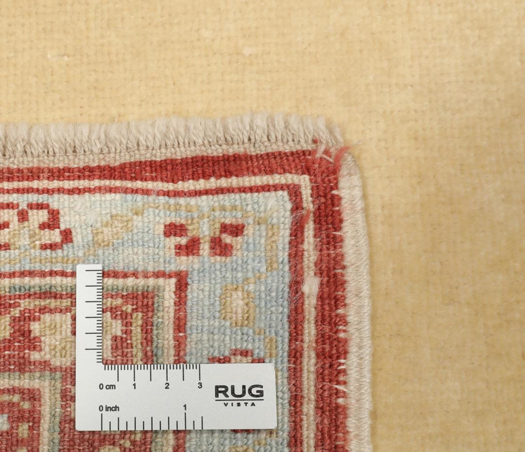 Handgeknoopt Shirvan-tapijt uit Azerbeidzjan met een beige veld en een rode bloemenrand.