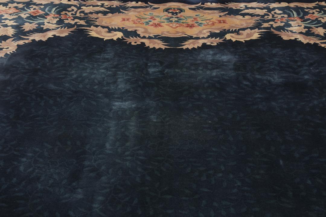 Antiek Chinees Nichols-tapijt in donkerblauw met florale details