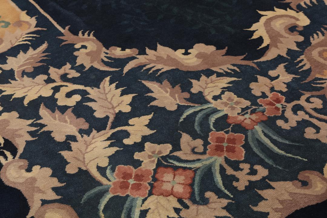 Antiek Chinees Nichols-tapijt in donkerblauw met florale details