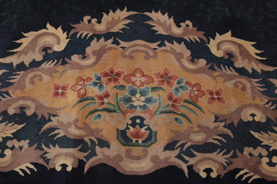 Antiek Chinees Nichols-tapijt in donkerblauw met florale details