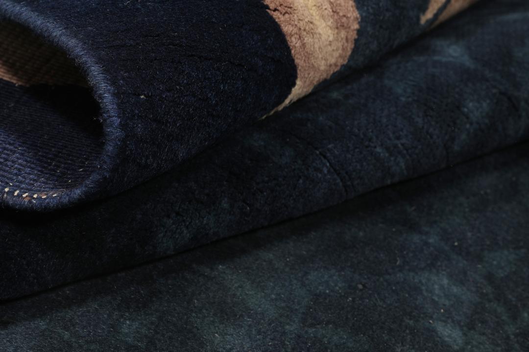 Antiek Chinees Nichols-tapijt in donkerblauw met florale details