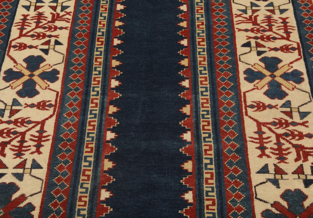 Handgeknoopte Turkse loper met diepblauwe en rode geometrische motieven